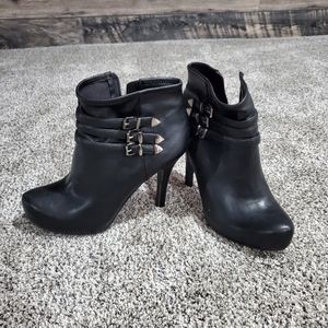 BCBG heeled booties 🔥🔥